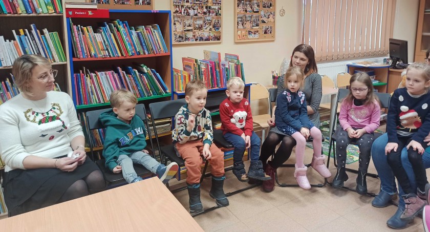 Strażacki Mikołaj przyniósł im książki 