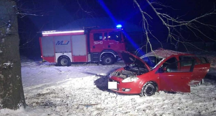 30-latek uderzył w drzewo. Kierował po spożyciu alkoholu 