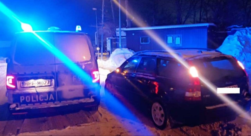 Dachowanie osobówki i pijany kierowca 