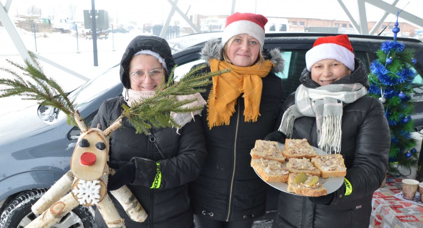 Świąteczny gwar na targowisku