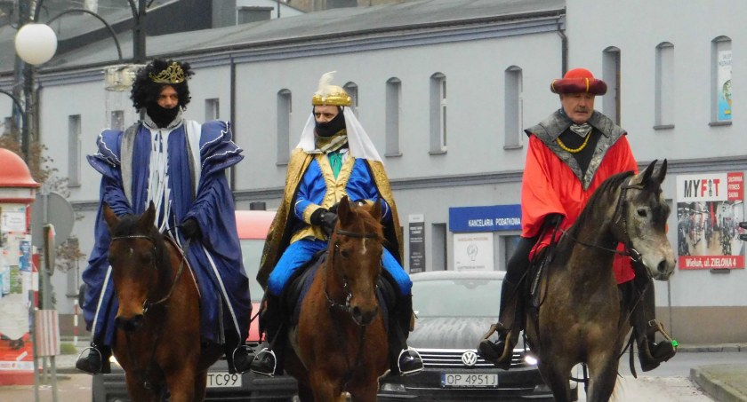 Trzej jeźdźcy przemierzyli miasto konno