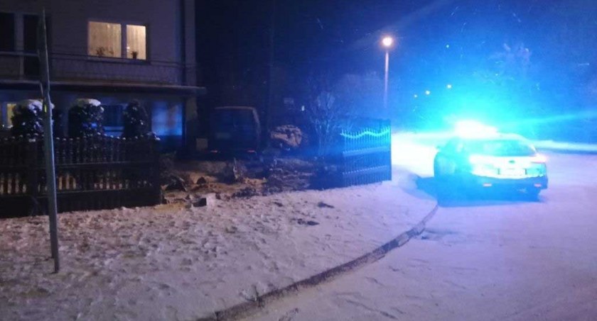 Kolejny płot skasowany przez pijanego kierowcę