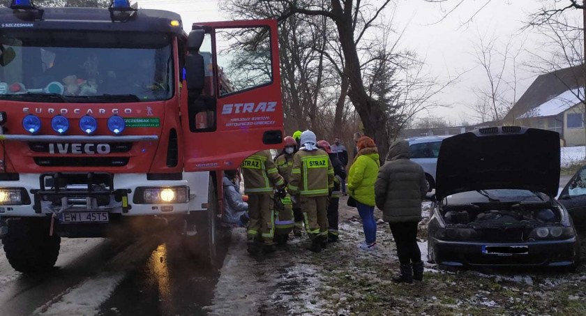 Auto znalazło się w rowie