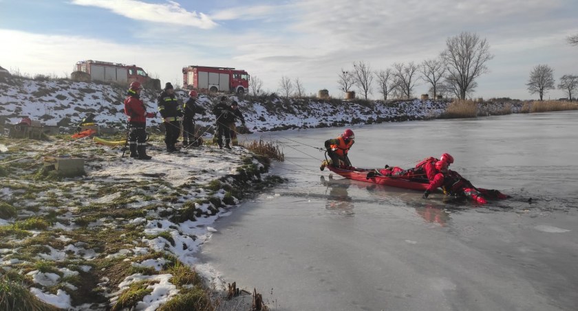 Ćwiczyli ratowanie człowieka z lodowatej toni 