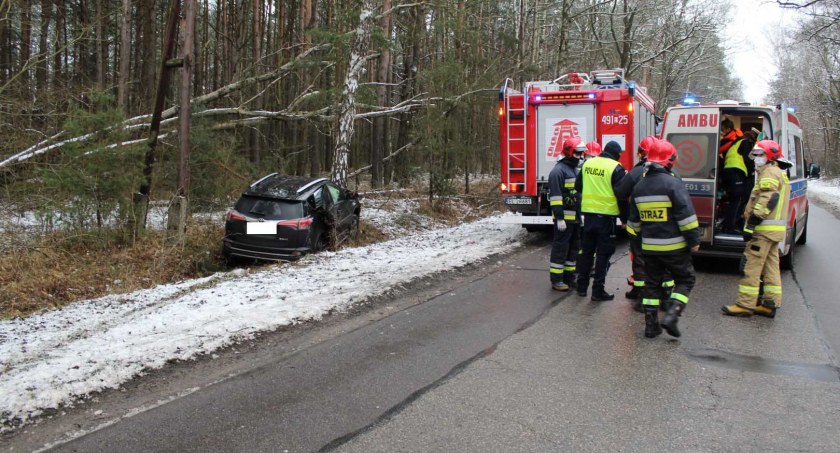 Wpadł w poślizg i trafił w drzewo