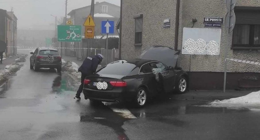 Audi wjechało w budynek 