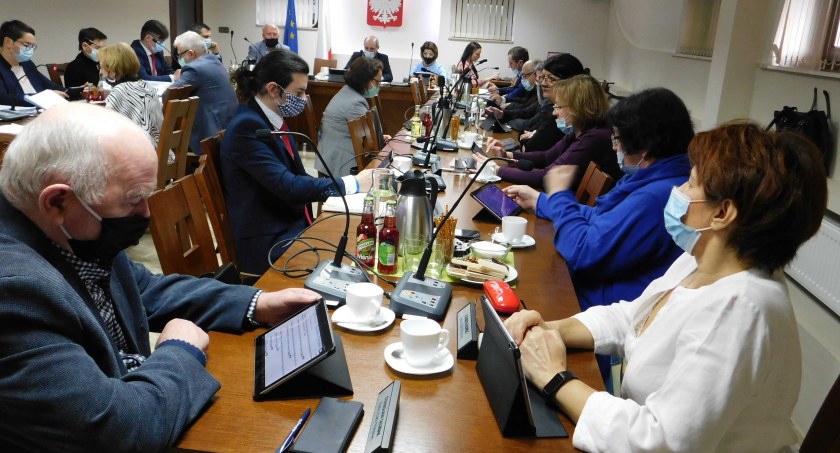 Mieli odwołać burmistrza i radę, a odwołali referendum