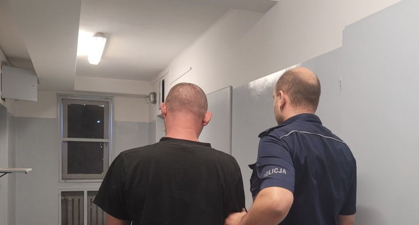 Kręcił się wokół posesji. Miał przy sobie marihuanę i mefedron