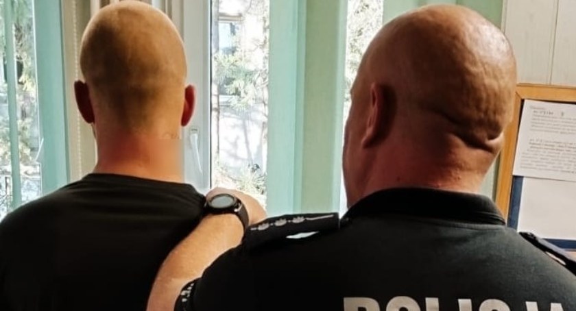 Poszukiwany 27-latek złapany na podwójnym gazie
