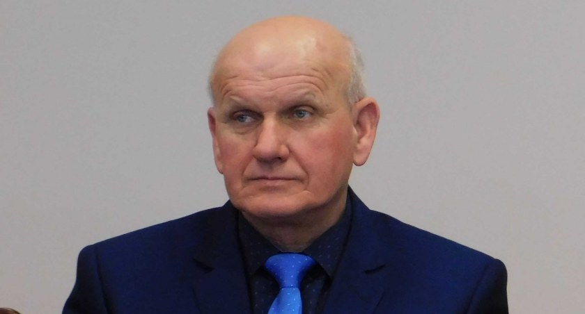 Jest zawieszony, ale mu płacą