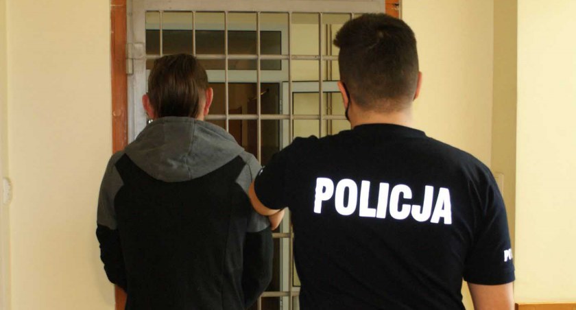 Doprowadzili poszukiwanych do zakładu karnego