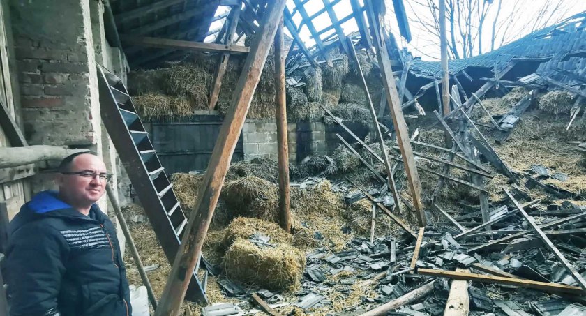 Dmuchnął wiatr. Stodoła w rozsypce