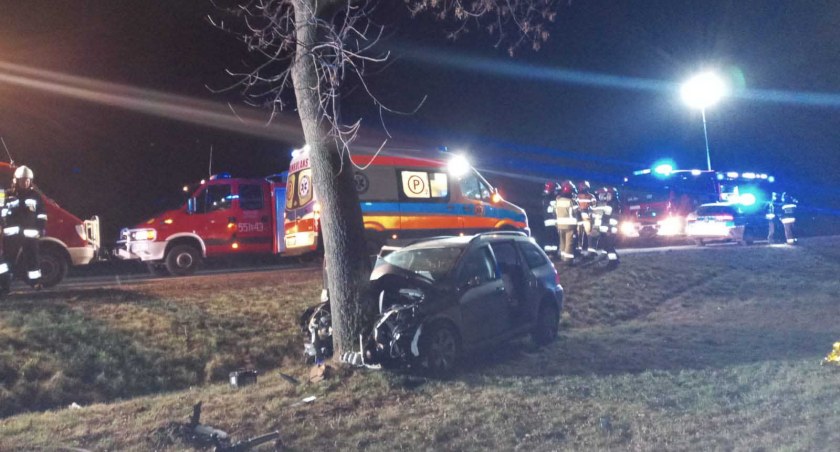 29-latek skasował auto na drzewie