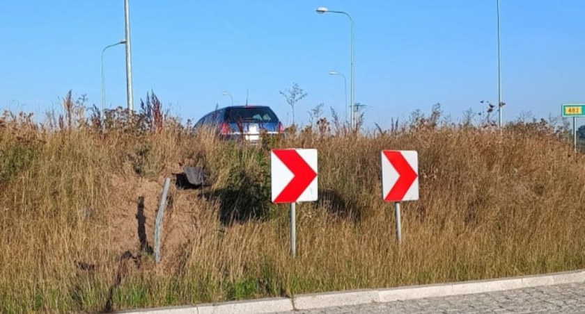 Z impetem wjechał na wyspę ronda. Senior był pod wpływem alkoholu!