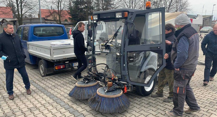 Zamiatarka już jest i sprząta ulice