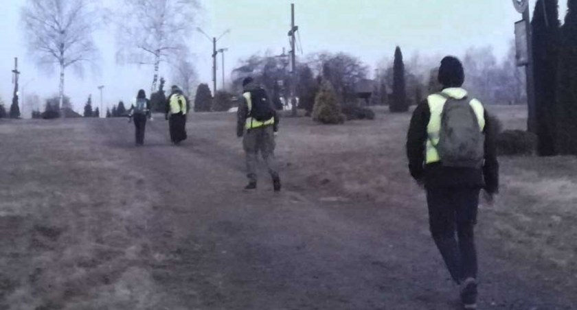 Kilka godzin marszu w milczeniu