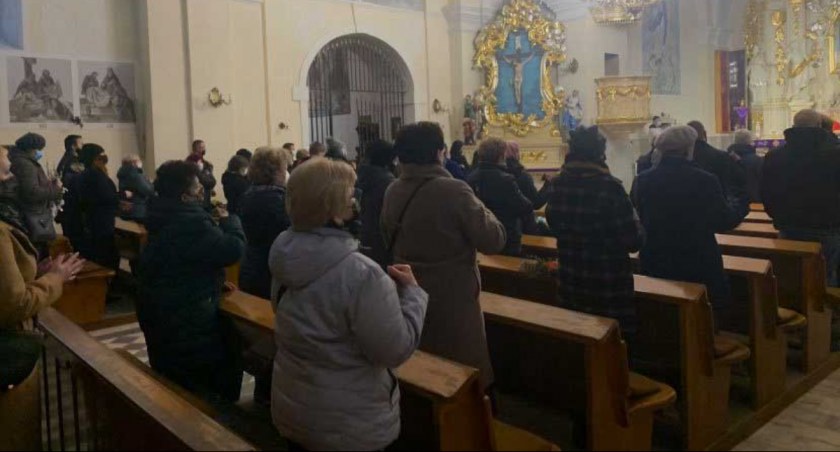 Liczenie wiernych i policja w kościele