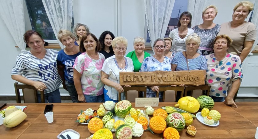 Warsztaty carvingu w Rychłocicach - rzeźbiły w warzywach i owocach 