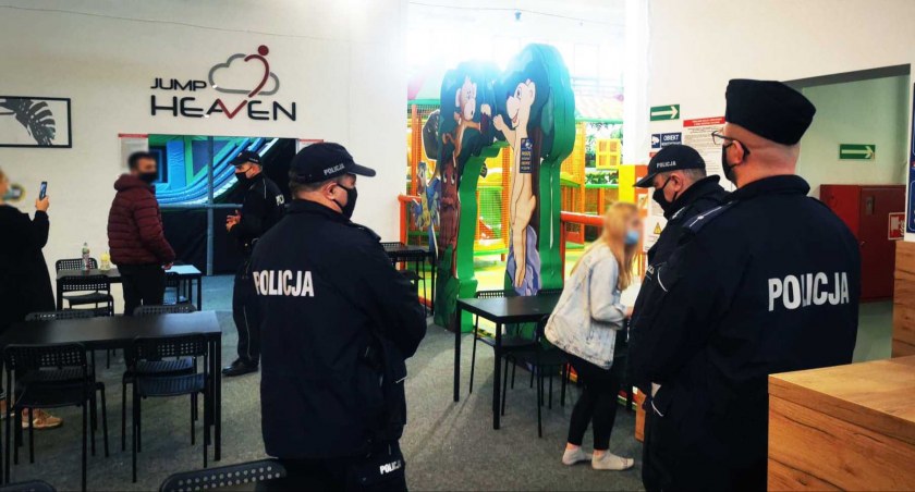 Policja w parku rozrywki. Właściciel twierdzi, że to sklep