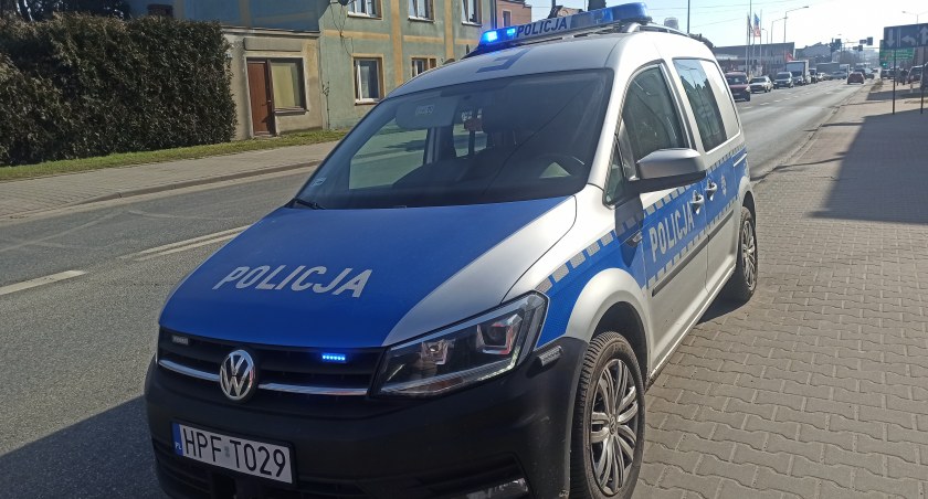 Policjanci eskortowali kobietę z krwotokiem 