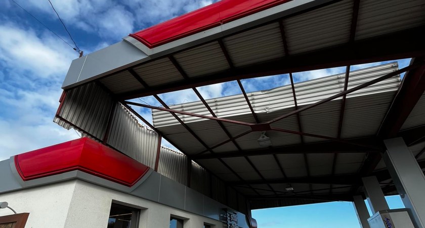 Skomlin – pijany operator maszyny uszkodził dach stacji benzynowej