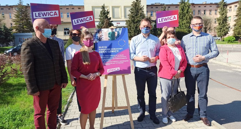 Posłowie lewicy pod wieluńskim szpitalem 