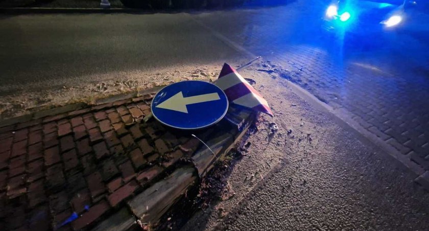 Pijany wjechał w znak drogowy. Świadkowie zapamiętali numery rejestracyjne
