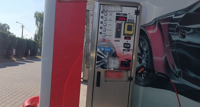 Podjechał na myjnię i zdemolował słup - jak się tłumaczył?