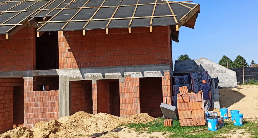 W Ostrówku mury pną się do góry - powstaje budynek zaplecza socjalnego 