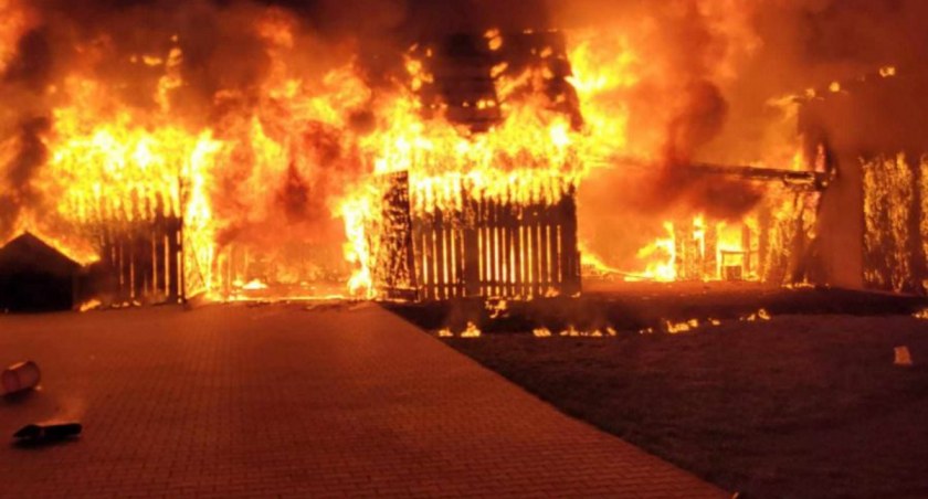Pożar stodoły i garażu - trzy osoby poszkodowane
