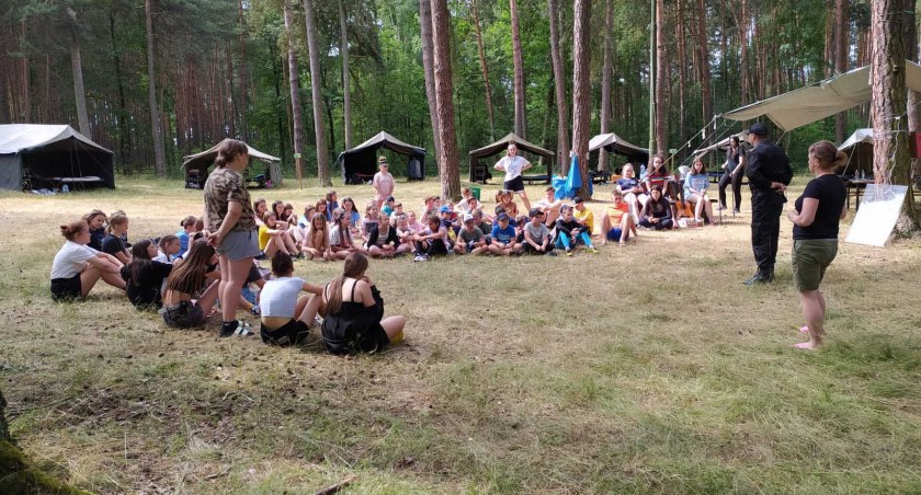 Obozy ewakuowano przed burzą