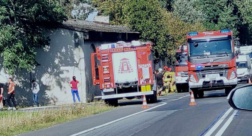Ciężarowa scania uderzyła w osobówkę. Wezwano helikopter ratunkowy 