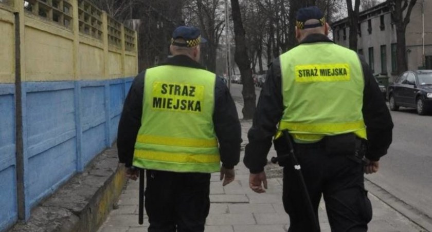 Był pijany i leżał na parkingu - w czasie interwencji ugryzł strażnika