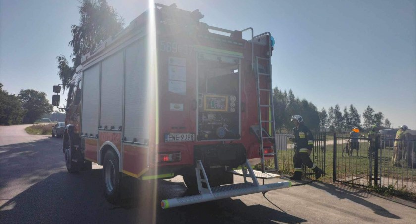 Ogień w kontenerze na cmentarzu - strażacy ugasili pożar 