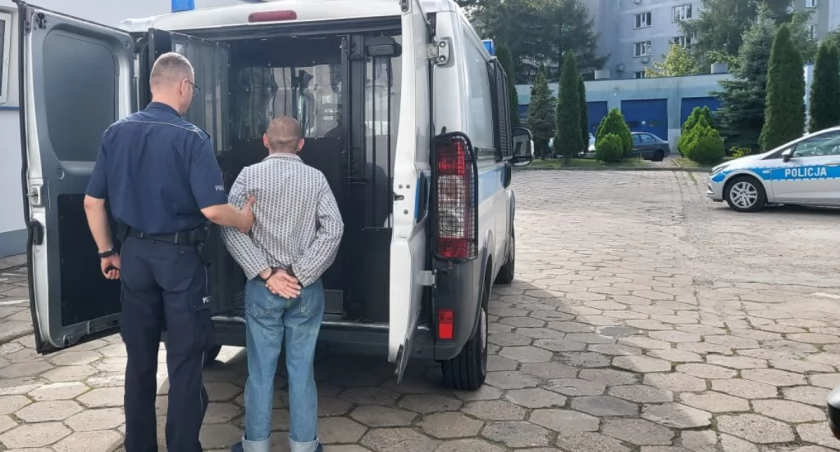 Areszt dla 28-latka. Pobił i okradł mężczyznę koszącego trawę