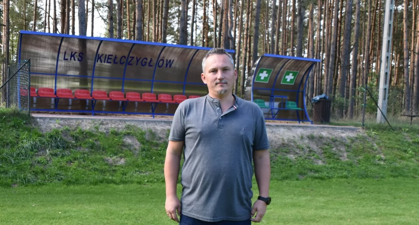 Nowe wiaty na stadionie w Obrowie - warunki coraz lepsze