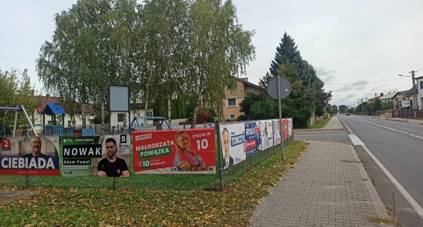 Kampania wyborcza w trakcie - niektóre płoty są oplakatowane w całości