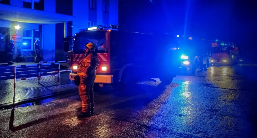 Nocna akcja strażaków - dostali informację o pożarze w szkole