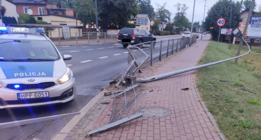 36-latek zasnął za kierownicą. Uderzył w latarnię i bariery