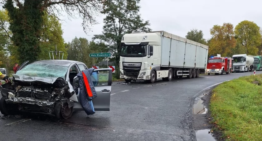 Poważny wypadek i dwie osoby w szpitalu - osobówka zderzyła się z ciężarówką