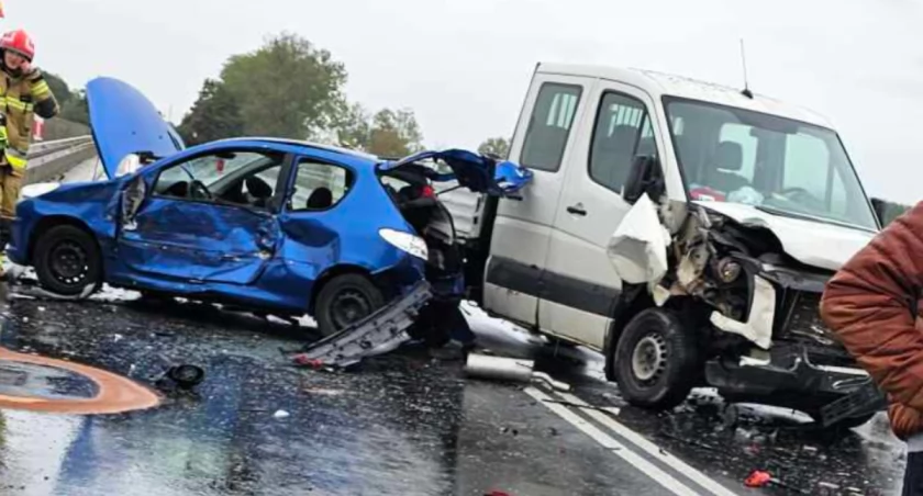 Wypadek na moście - matka z dzieckiem przetransportowane helikopterem do szpitala