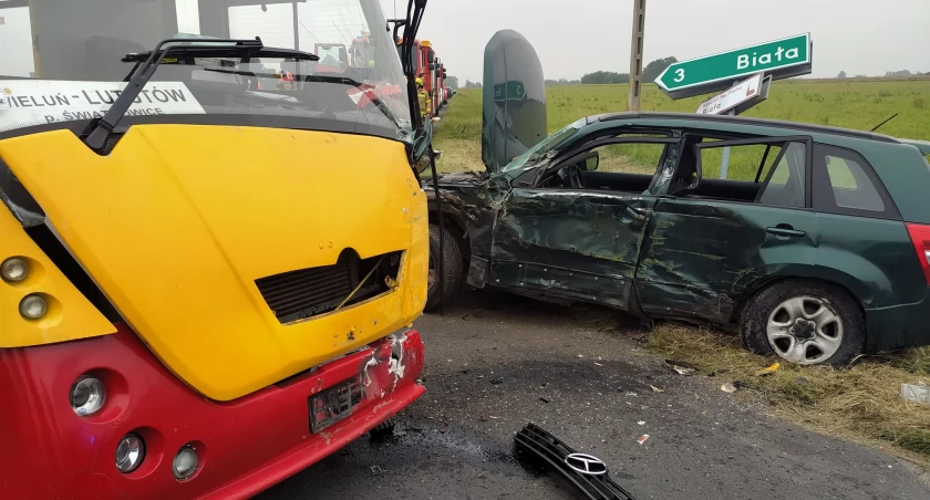 W Naramicach osobówka uderzyła w autobus z pasażerami na pokładzie