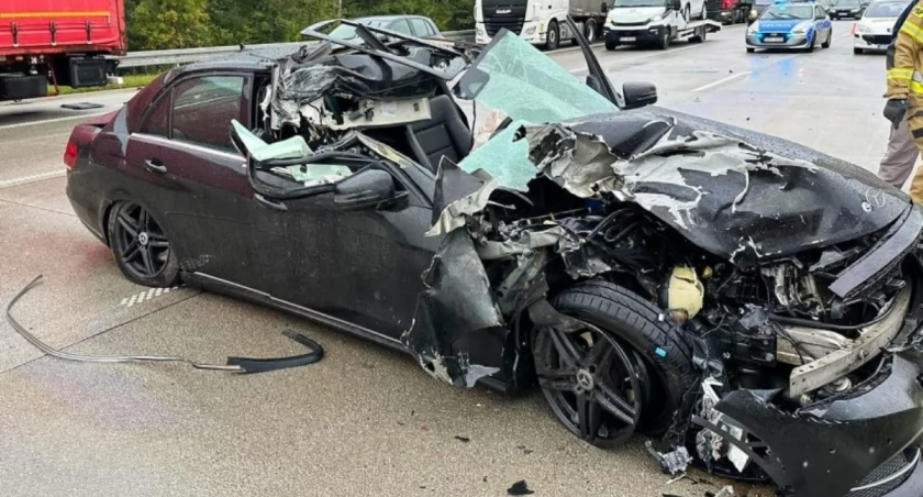 Wypadek na A1 - mercedes rozbity, kierowca w szpitalu 