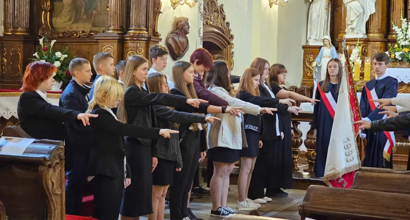 Pierwszoklasiści  wieluńskiego Katolika złożyli uroczyste ślubowanie