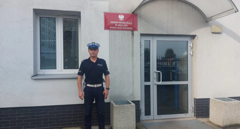 Młody mężczyzna leżał na środku jezdni. Pomógł mu policjant 