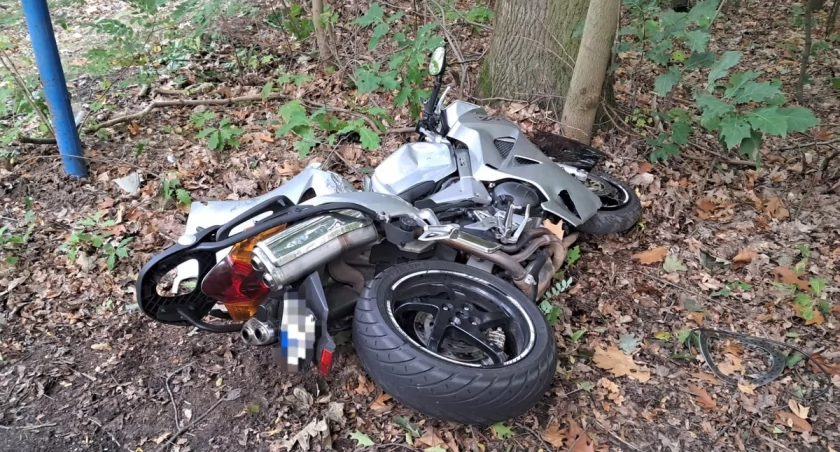 38-letni motocyklista, który uderzył w samochód, wylądował w szpitalu 