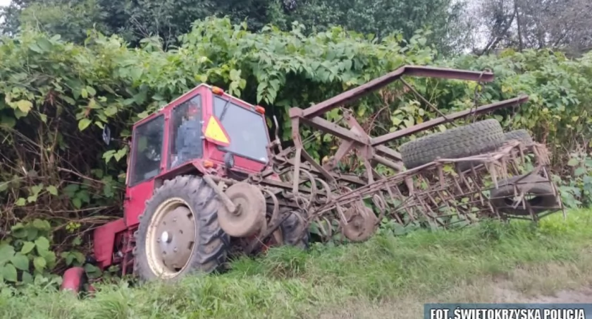Traktor w rowie, kierowców dwóch - komiczna sytuacja na drodze 