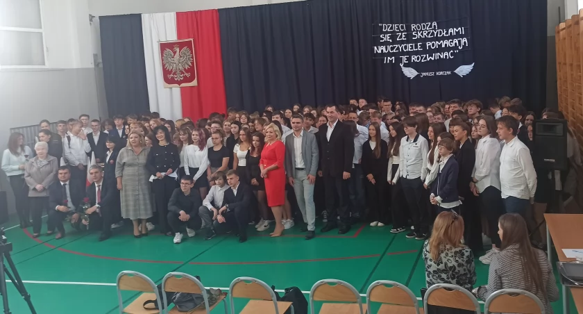 Ślubowanie pierwszoklasistów w II LO w Wieluniu