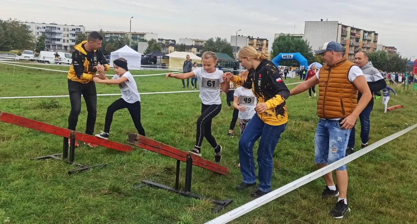 Runmagedon kids w Wieluniu - dzieci dzielnie pokonywały przeszkody