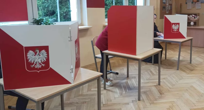 Frekwencja na godzinę 12:00 – w naszym regionie mniejsza niż w kraju